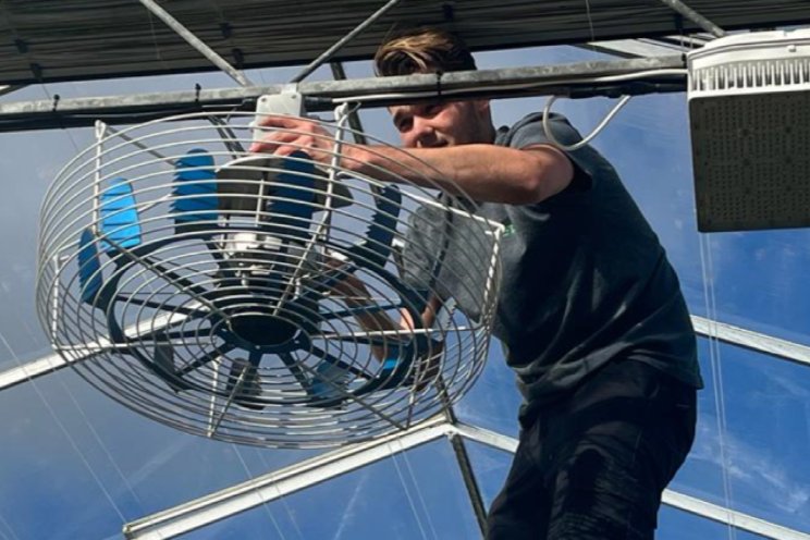 Student onderzoekt verticale ventilatoren